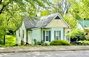 featured image of 425 E Walnut St
