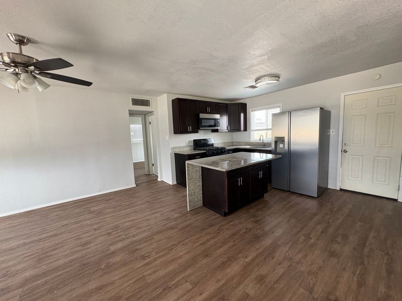 6530 Mohawk Ave - Photo 5 of 29