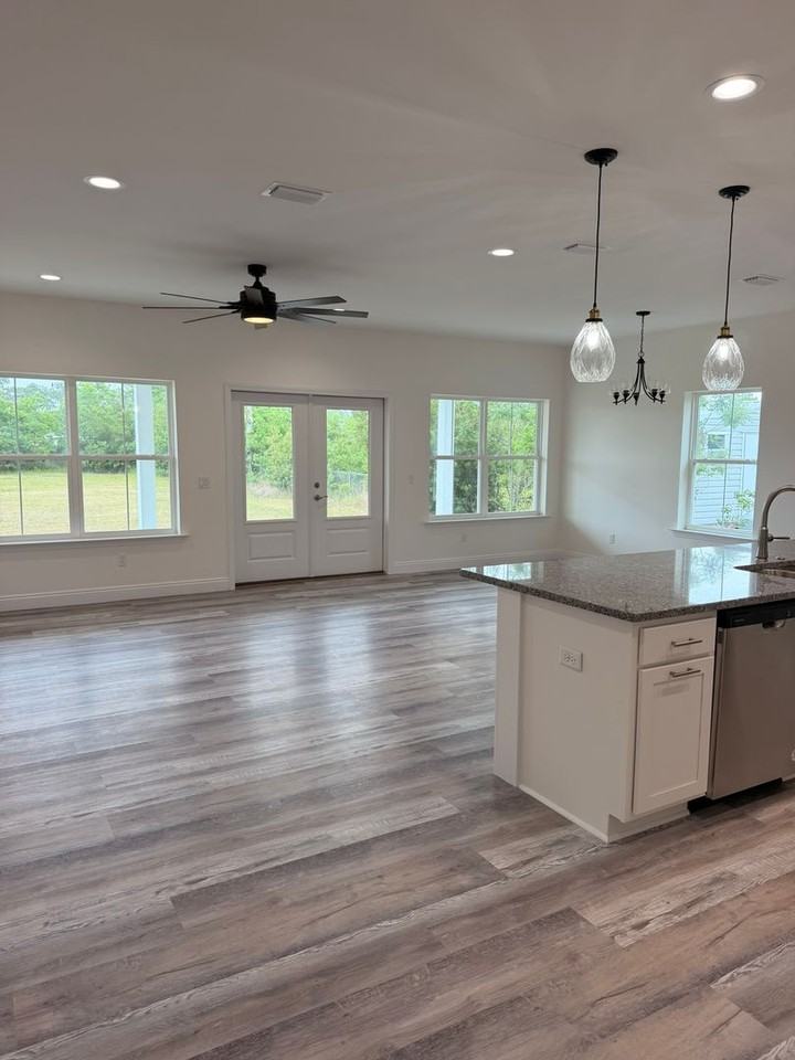 913 Plantation Dr - Photo 2 of 15