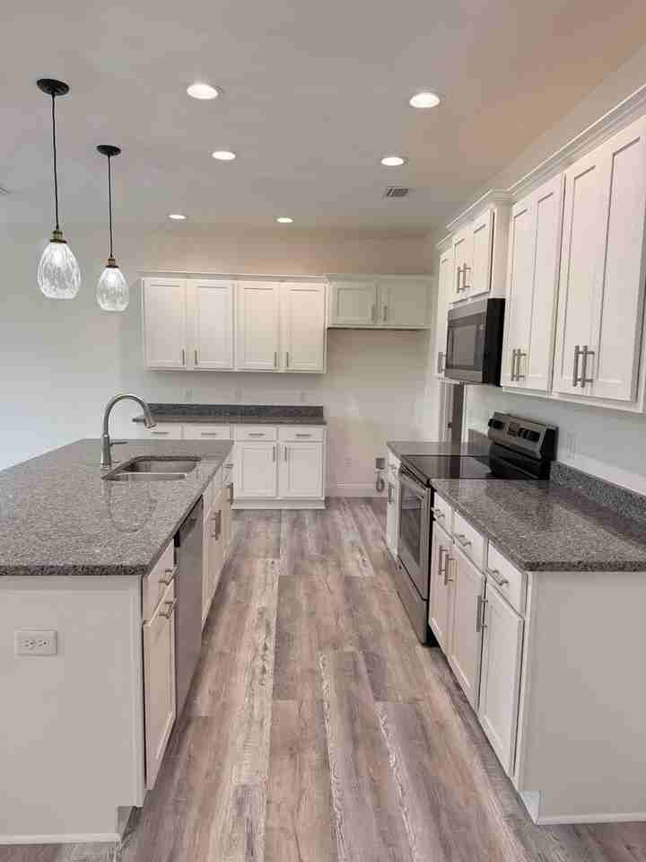 913 Plantation Dr - Photo 3 of 15