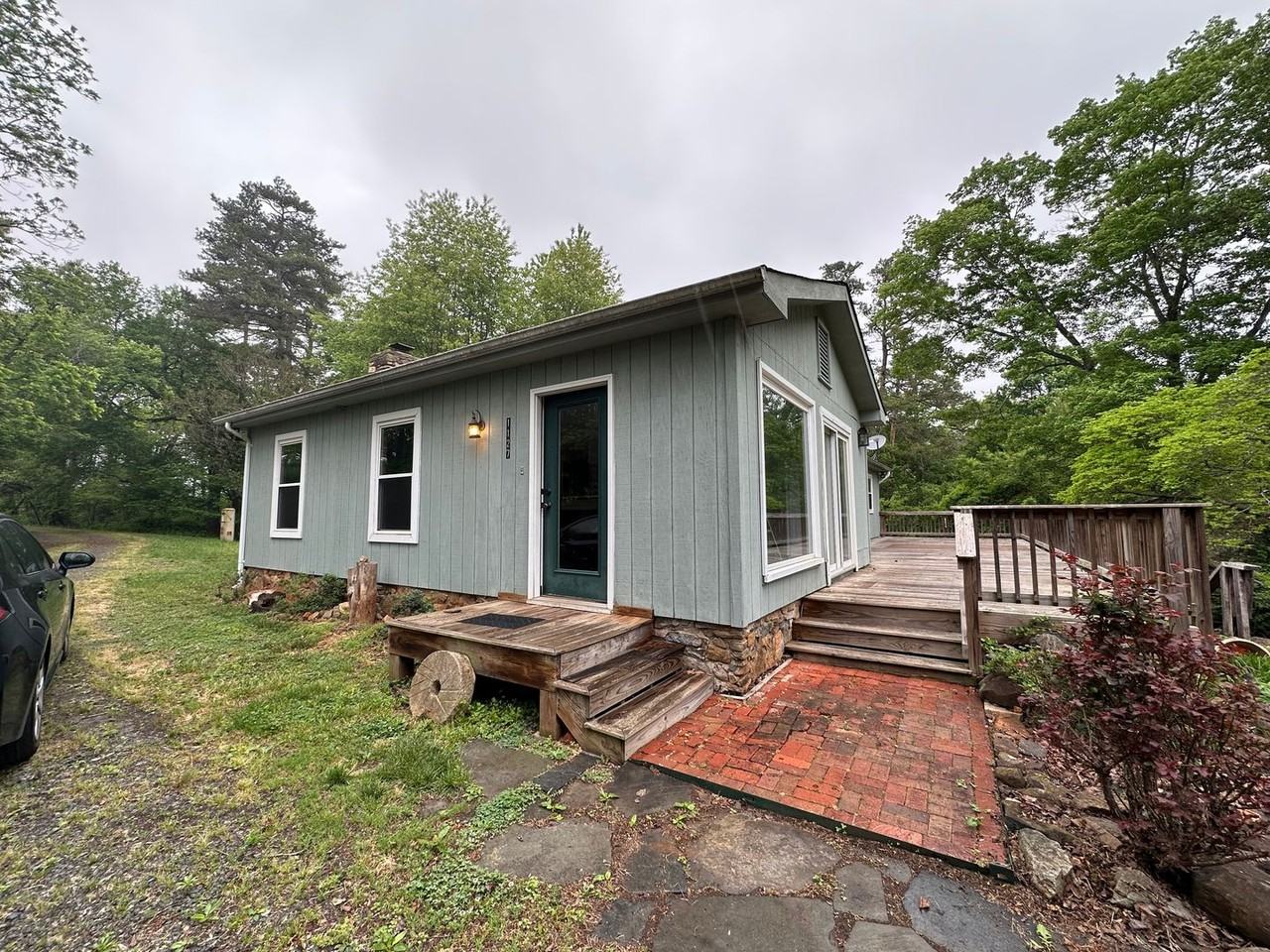 1127 Round Hill Dr - Photo 2 of 16
