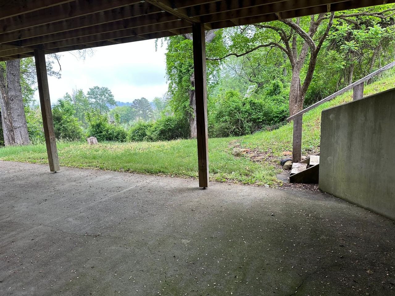 1127 Round Hill Dr - Photo 4 of 16