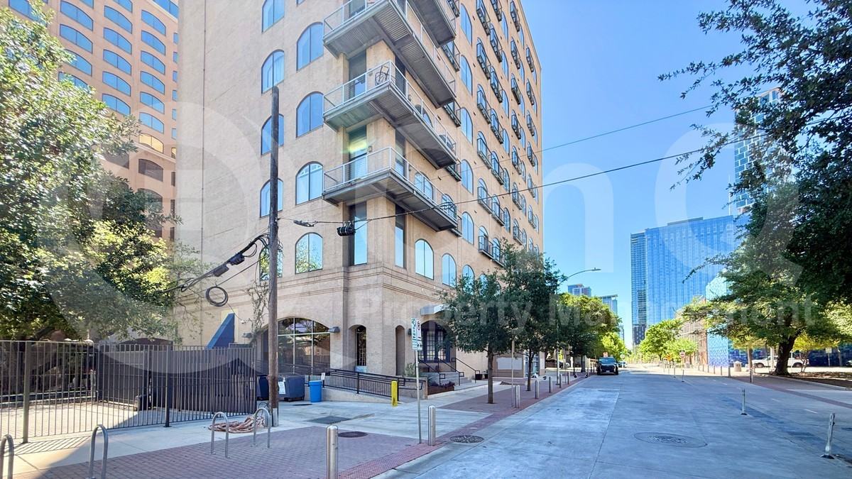 507 Sabine St #905 - Photo 3 of 14