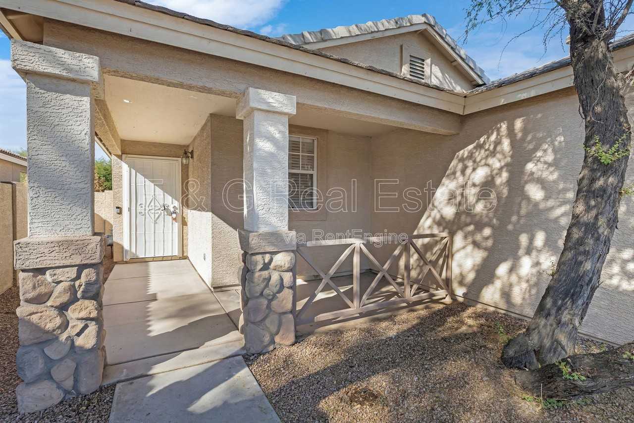 302 N Hudson Pl - Photo 2 of 23