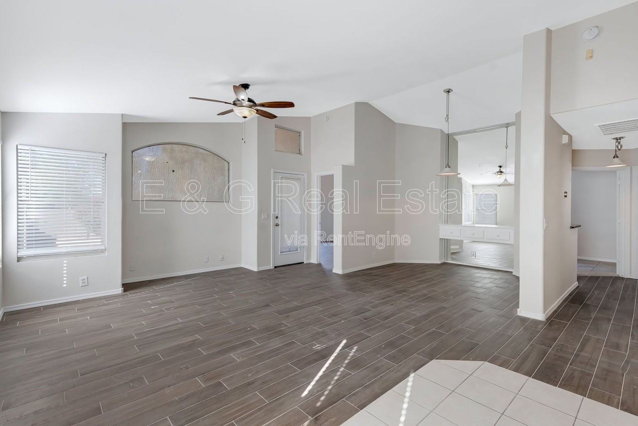 302 N Hudson Pl - Photo 3 of 23