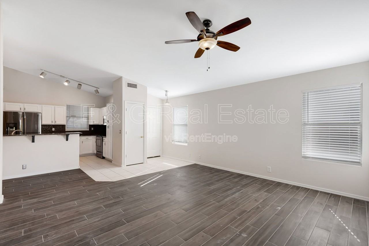 302 N Hudson Pl - Photo 4 of 23