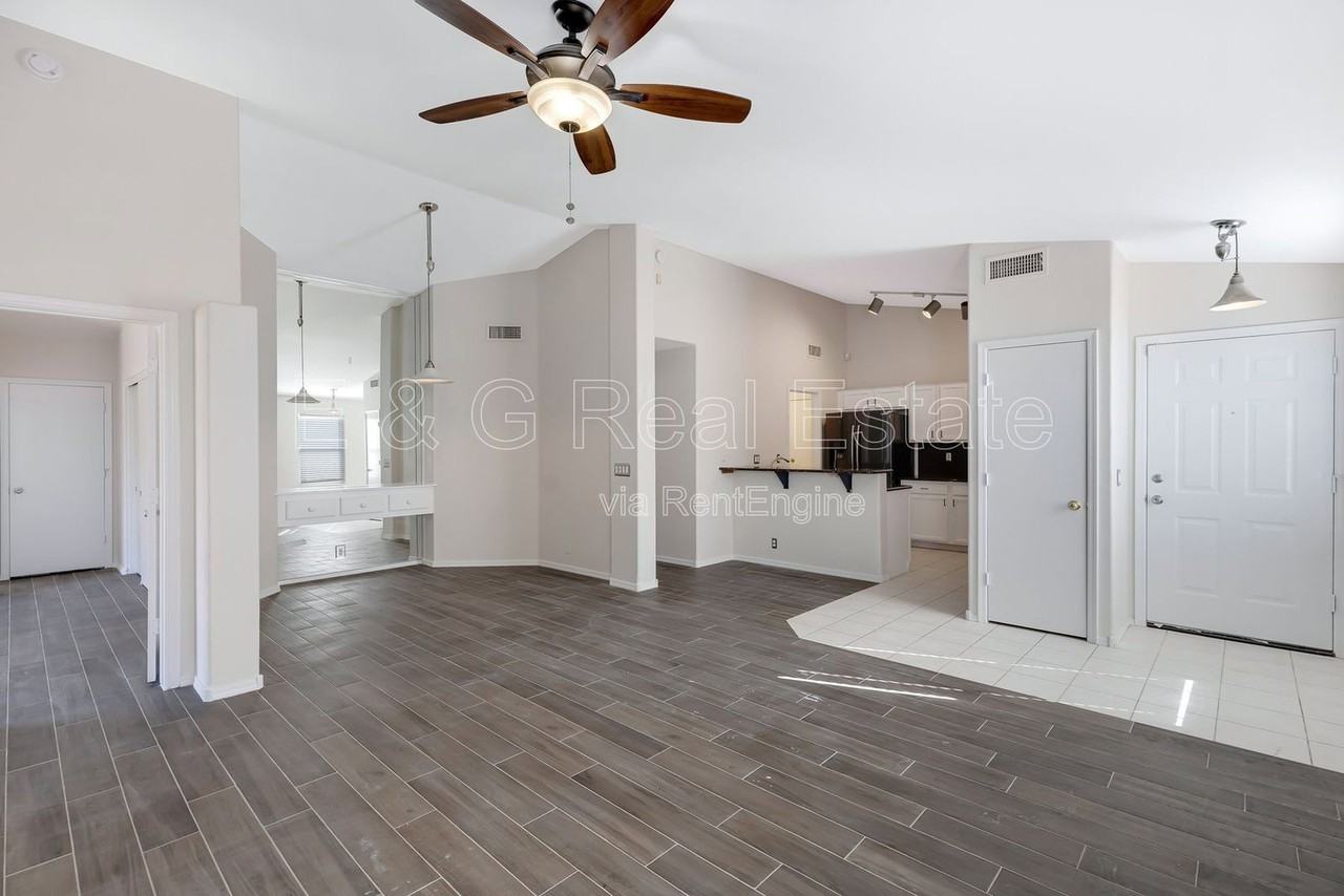 302 N Hudson Pl - Photo 5 of 23