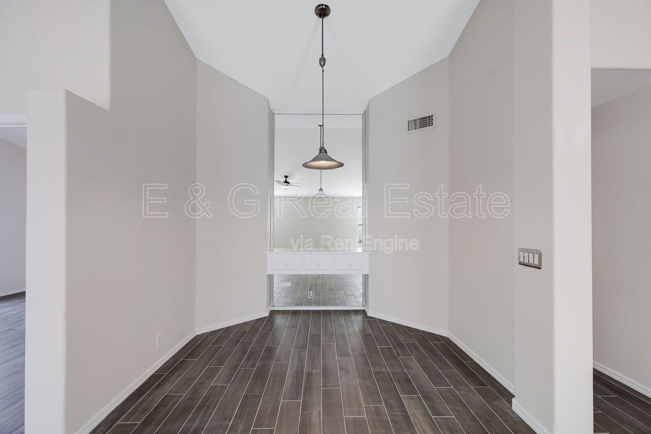 302 N Hudson Pl - Photo 6 of 23