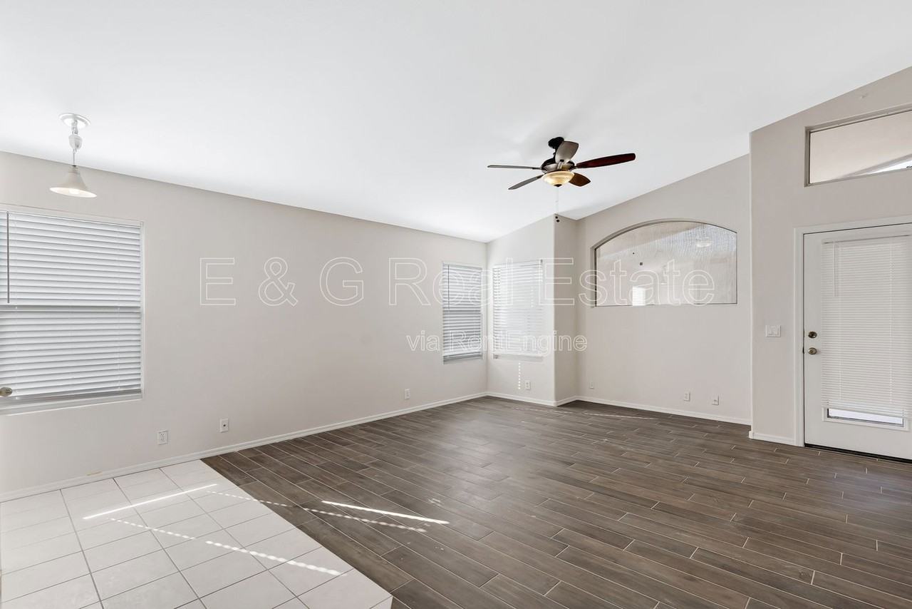 302 N Hudson Pl - Photo 7 of 23