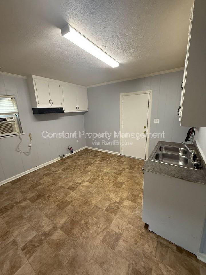 1110 Dewey St - Photo 6 of 13