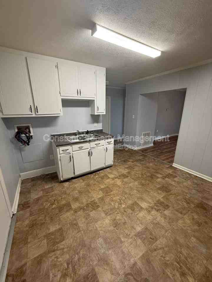 1110 Dewey St - Photo 7 of 13