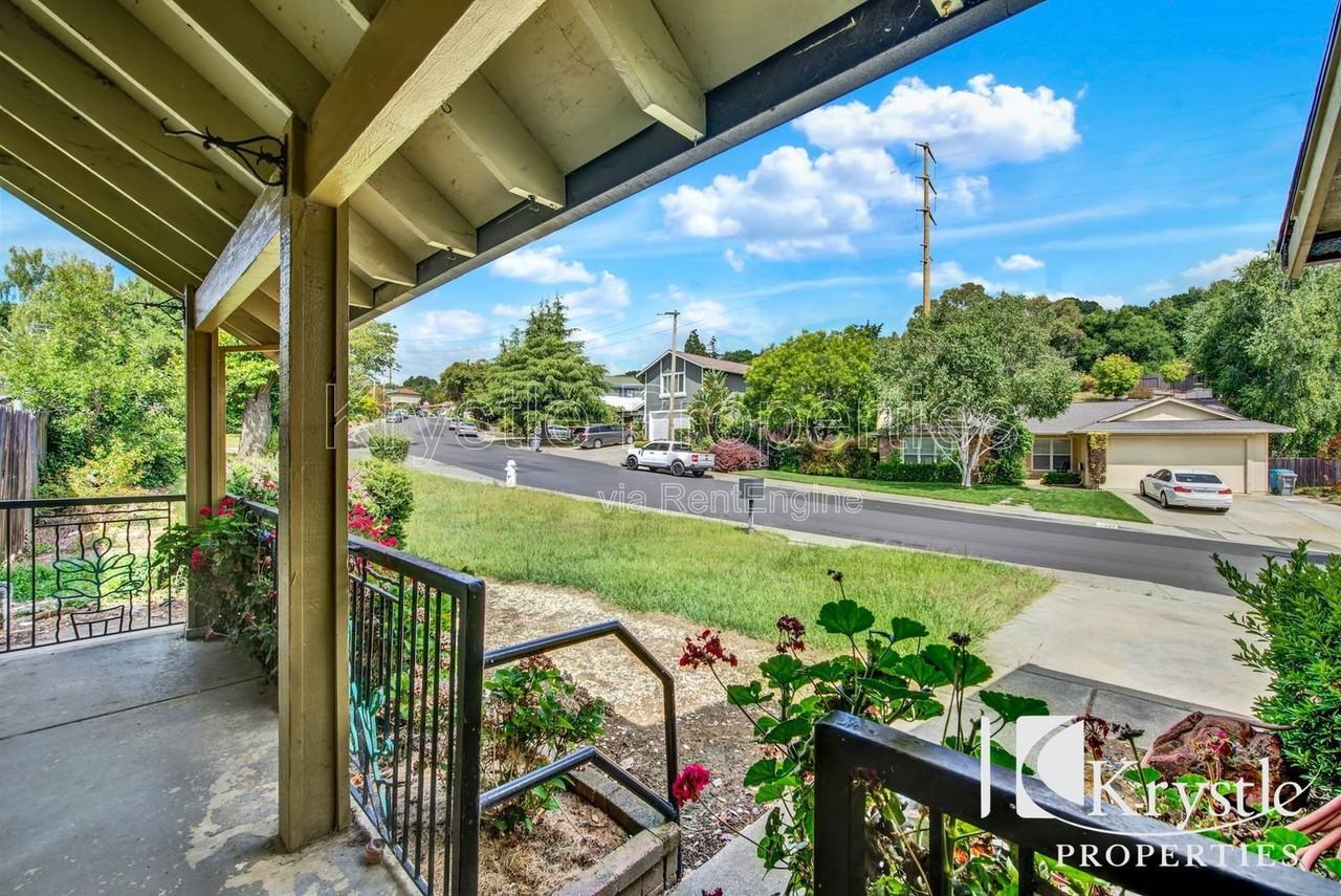 1398 Hale St - Photo 5 of 27