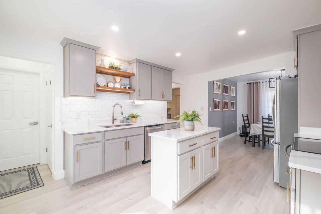 5621 S 22nd St - Photo 2 of 23