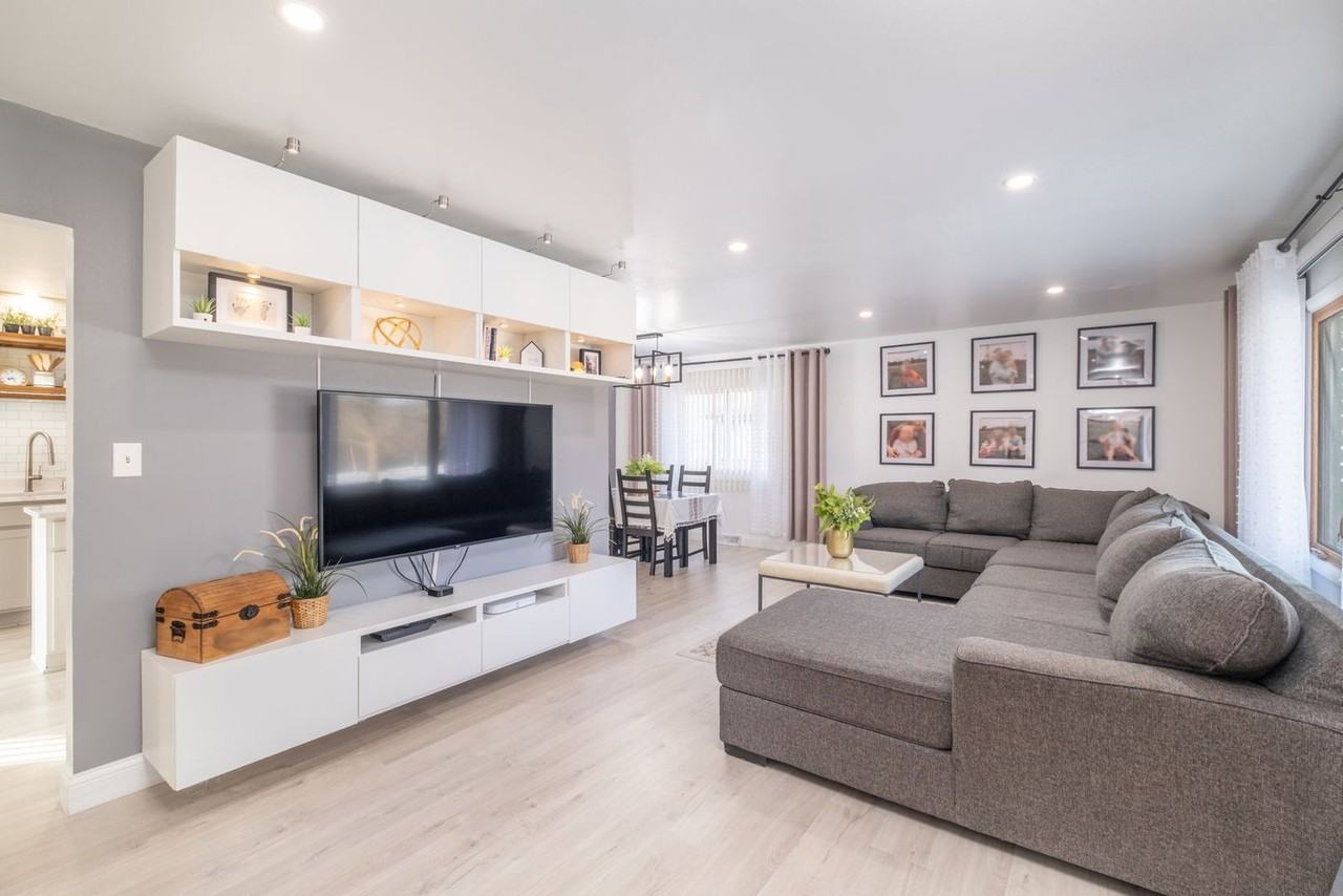 5621 S 22nd St - Photo 3 of 23