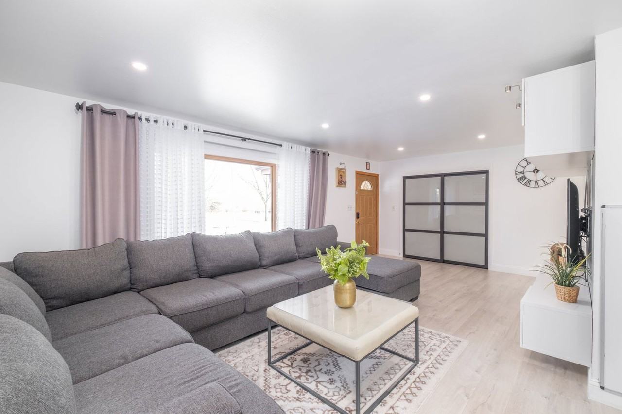 5621 S 22nd St - Photo 5 of 23