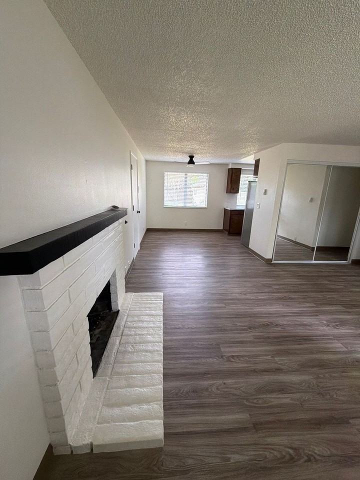 1040 Lamplite Ln - Photo 3 of 20