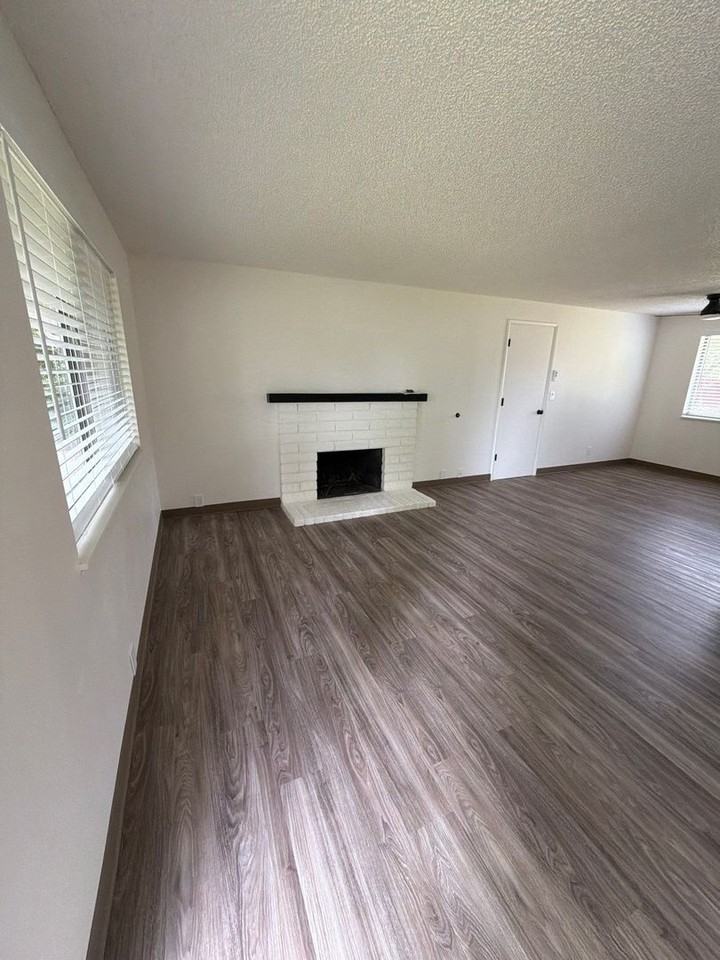 1040 Lamplite Ln - Photo 4 of 20
