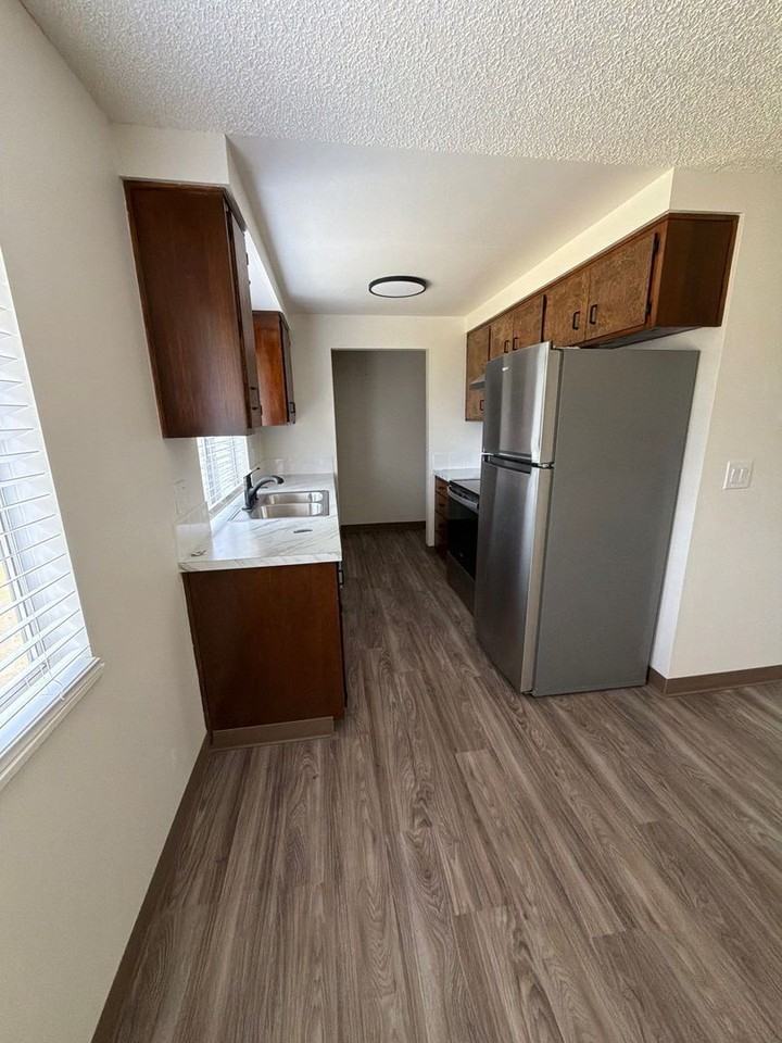 1040 Lamplite Ln - Photo 6 of 20