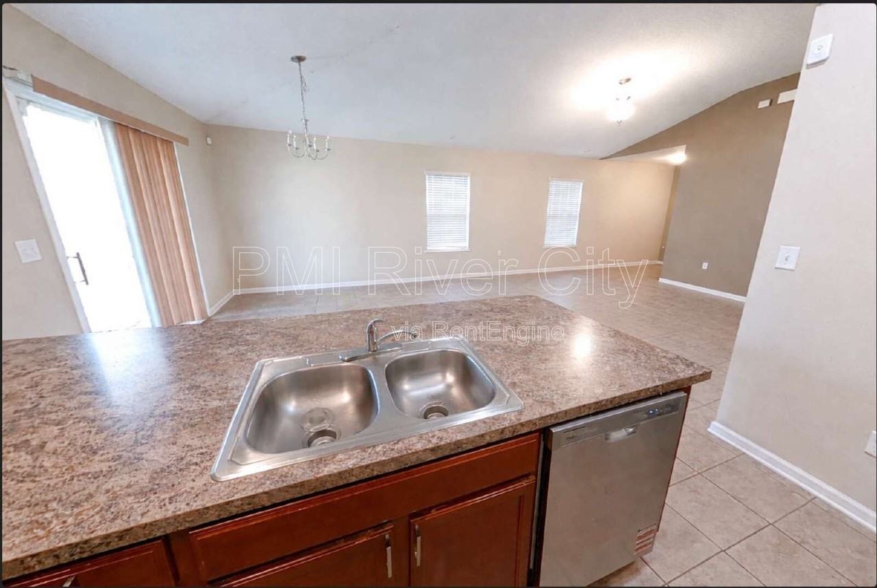 12154 Alexandra Dr - Photo 3 of 13
