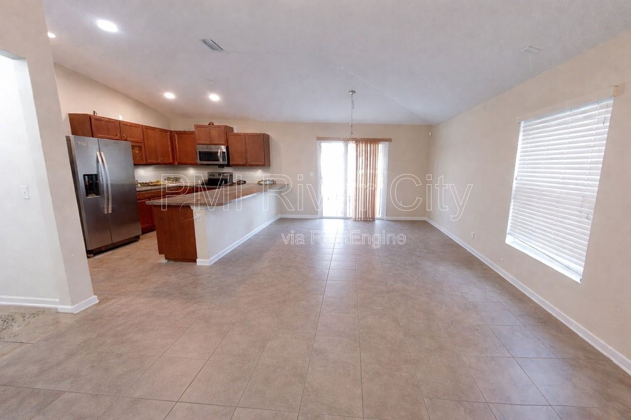 12154 Alexandra Dr - Photo 4 of 13