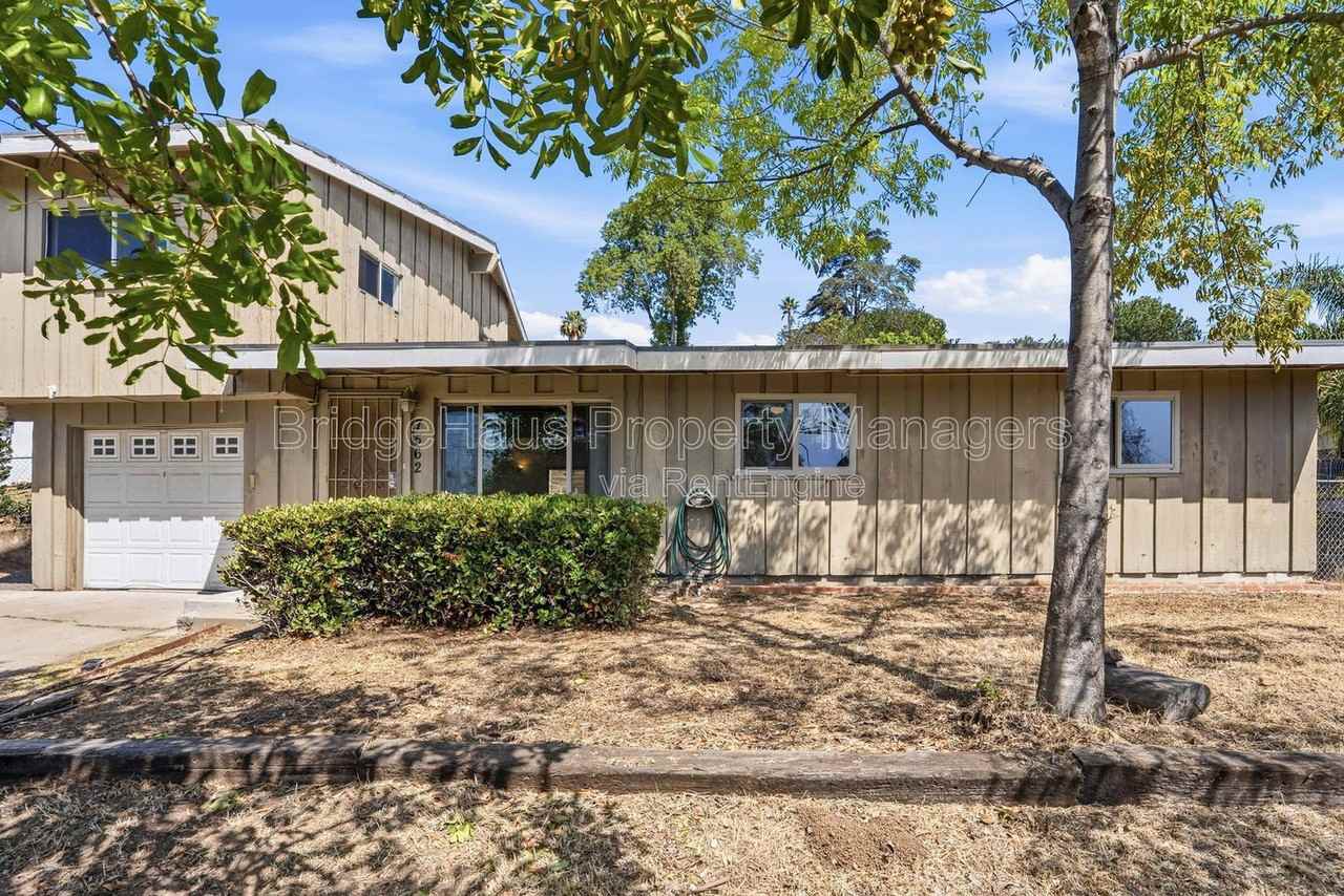7562 Zemco Dr - Photo 3 of 45