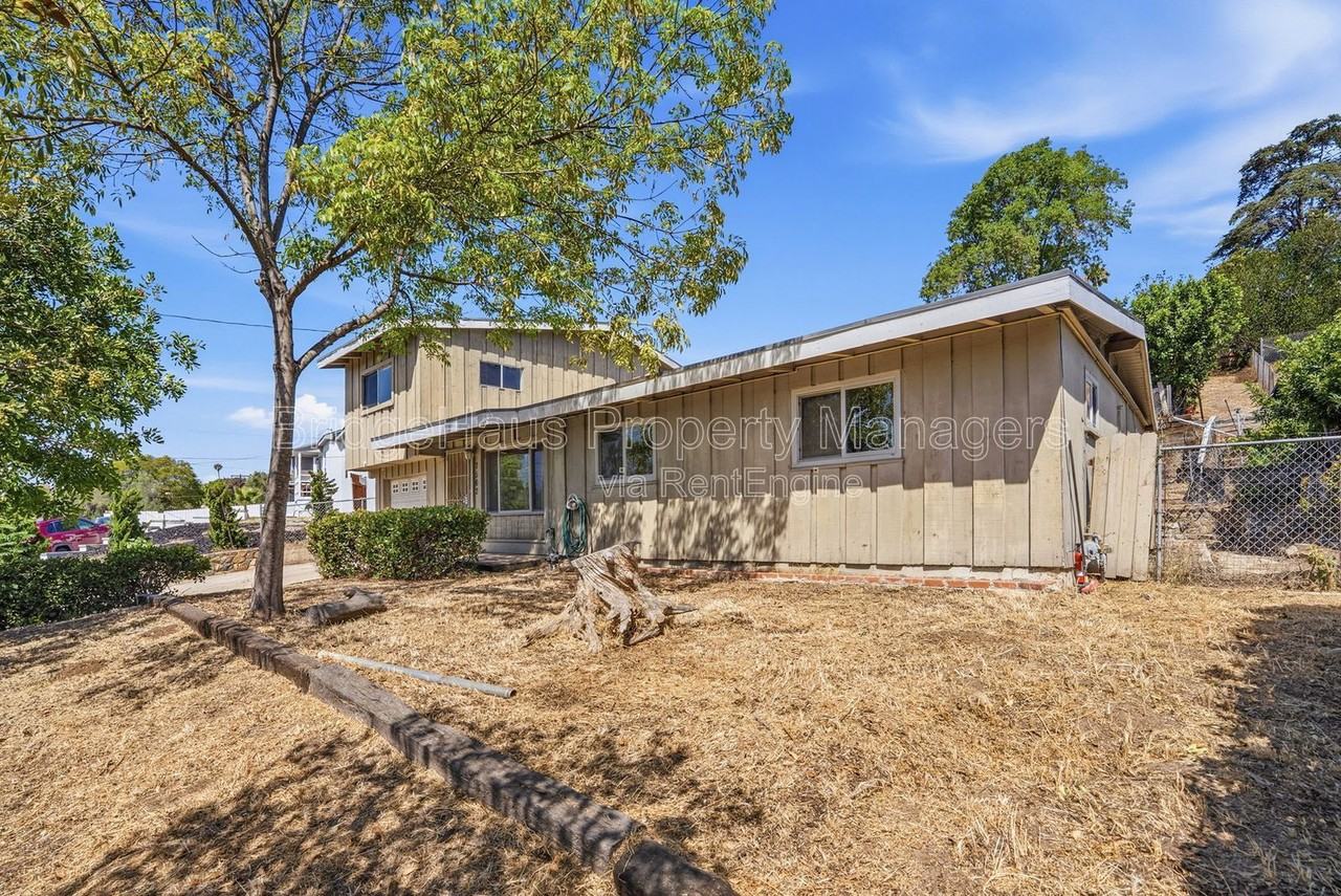 7562 Zemco Dr - Photo 4 of 45