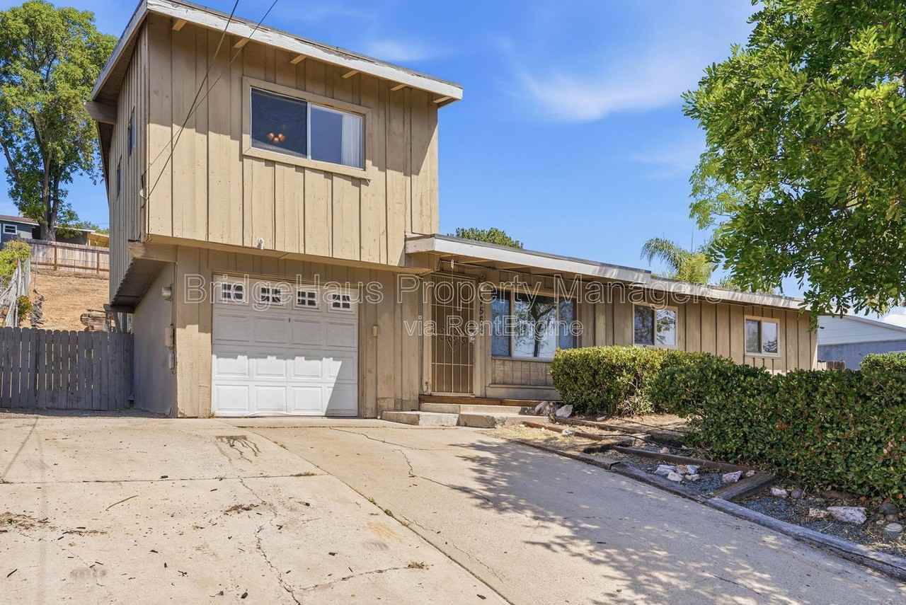 7562 Zemco Dr - Photo 5 of 45
