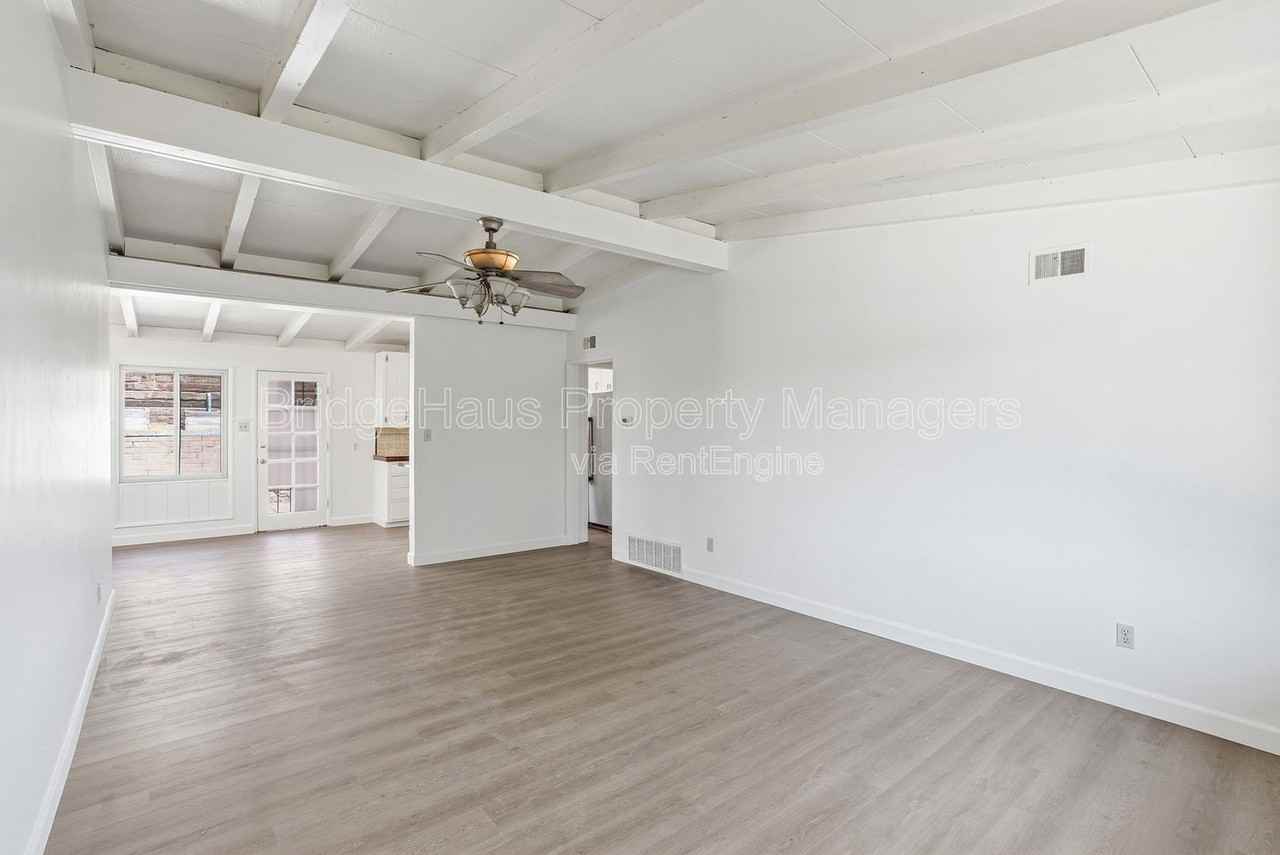 7562 Zemco Dr - Photo 6 of 45