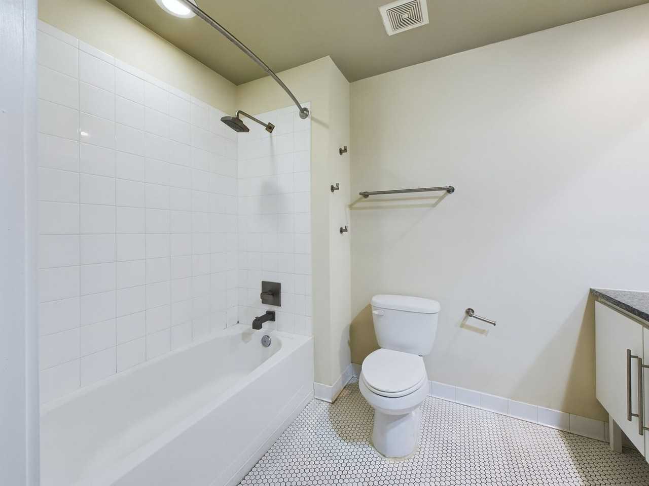 815 Perry St #105 - Photo 7 of 12