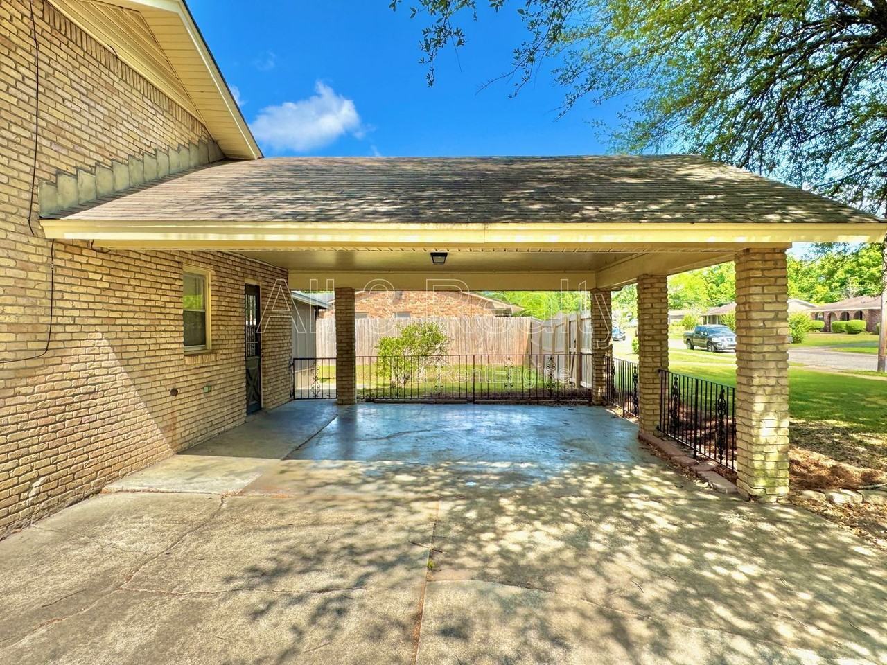 2311 Cottingham Dr - Photo 4 of 38