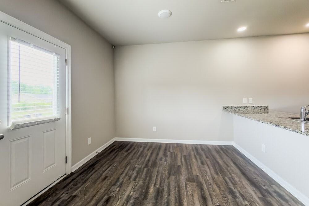 2240 Lismore Dr - Photo 6 of 17