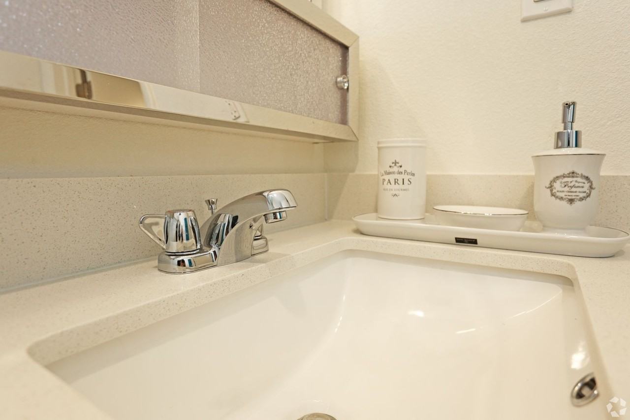 San Jose Manor - Photo 5 of 13