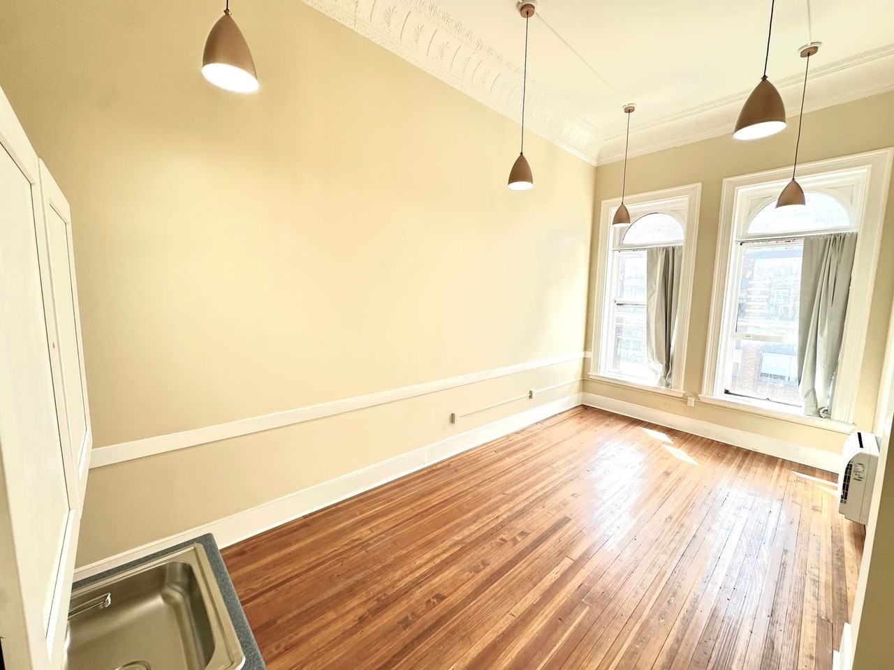 105 Bank St - Photo 2 of 30