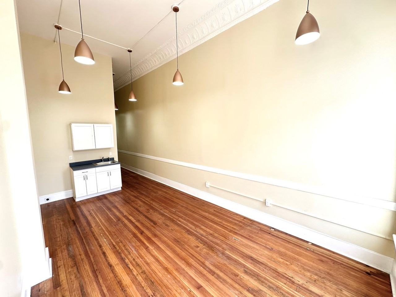 105 Bank St - Photo 4 of 30