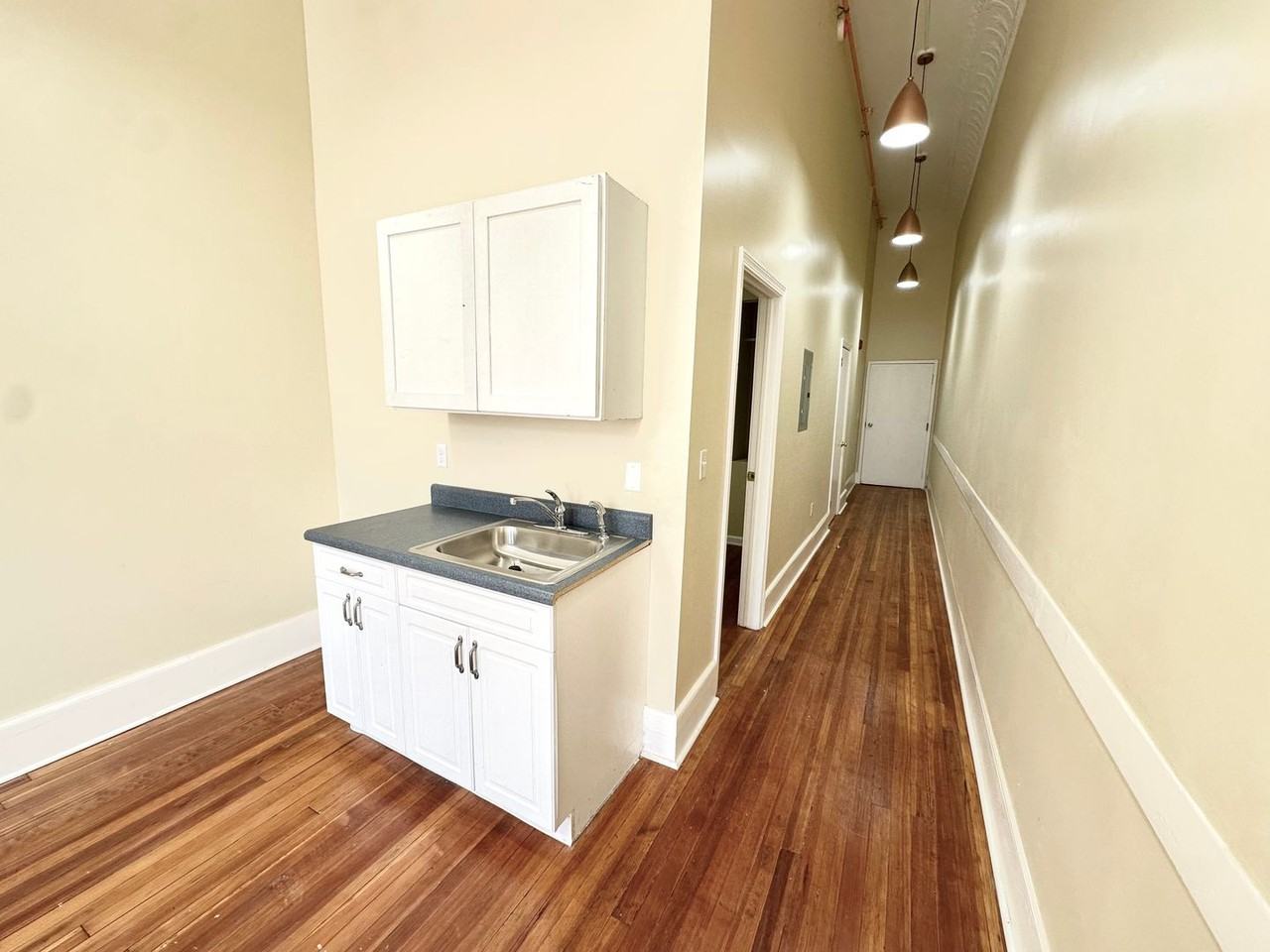 105 Bank St - Photo 5 of 30