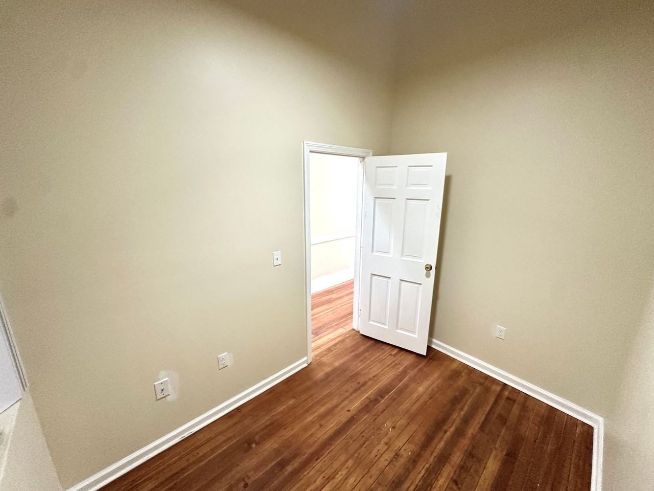 105 Bank St - Photo 7 of 30