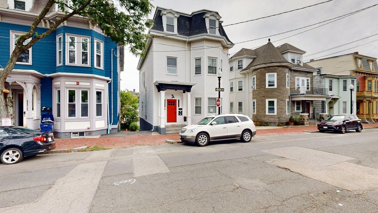 171 Trenton Streettrenton Street #2 - Photo 5 of 13