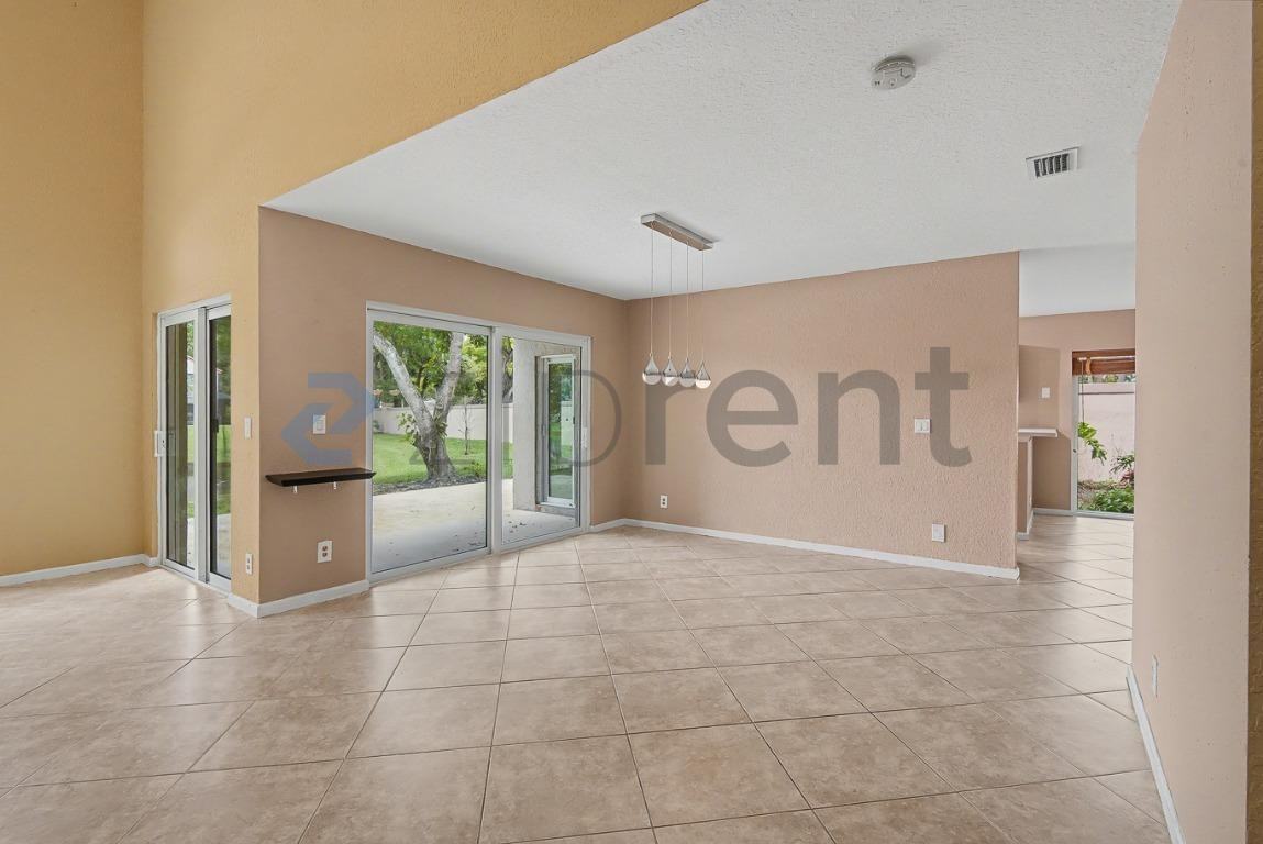 10271 Nw 10th Ct - Photo 7 of 36