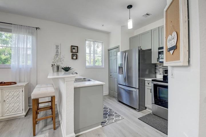 525 Bayfront Drive - Photo 4 of 10
