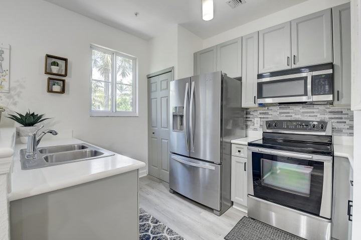 525 Bayfront Drive - Photo 5 of 10