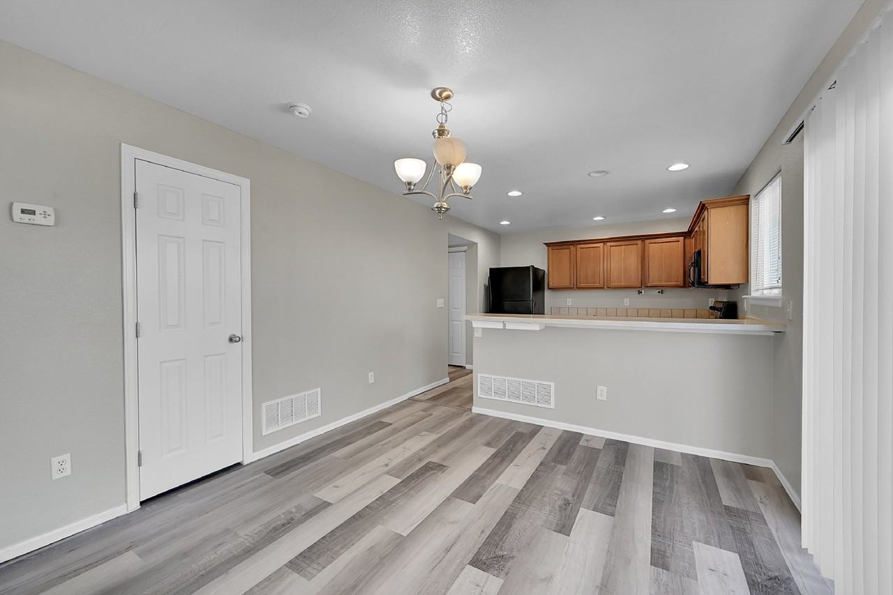 8431 Meadowcrest Dr - Photo 5 of 39