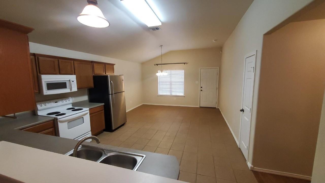 6518 94th St - Photo 5 of 14