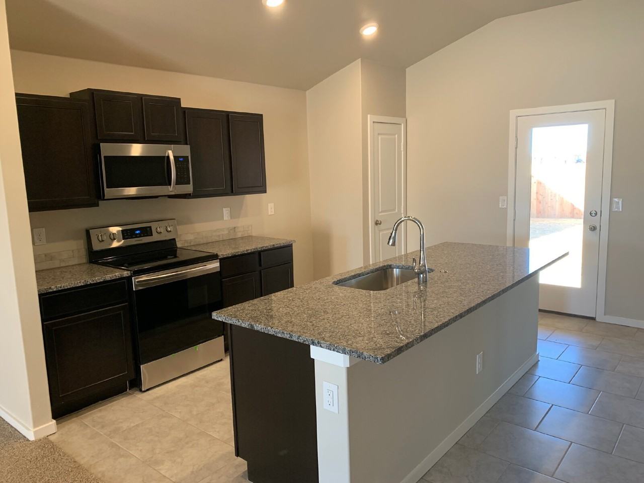 13808 Sherman Ave - Photo 4 of 19