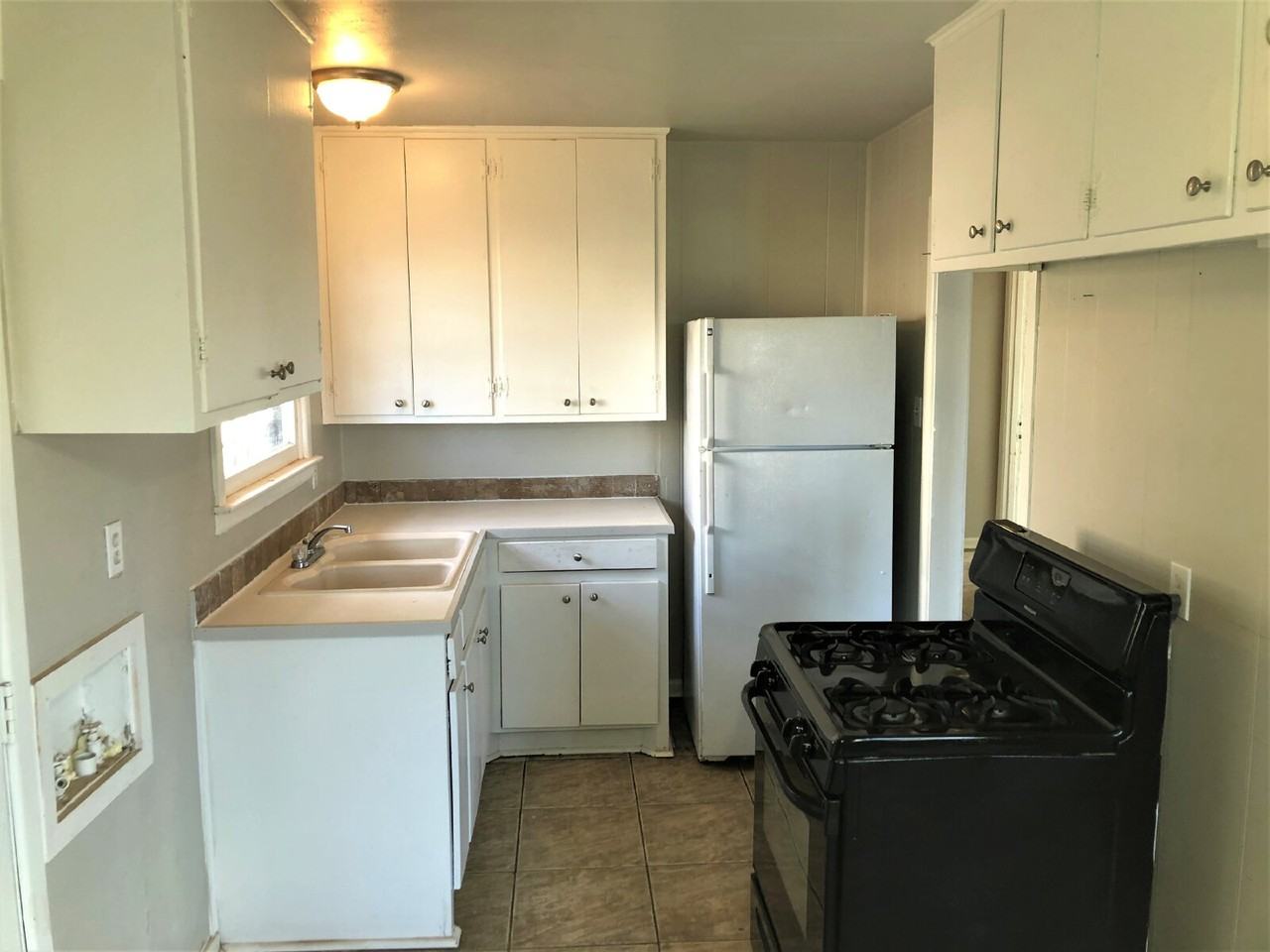 2403 E 5th St - Photo 4 of 9