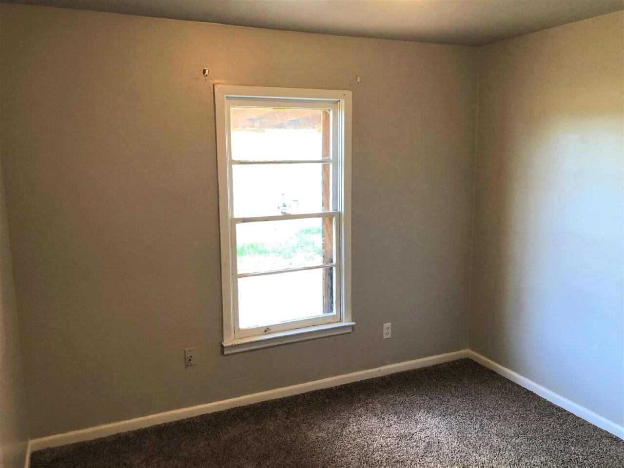 2403 E 5th St - Photo 6 of 9