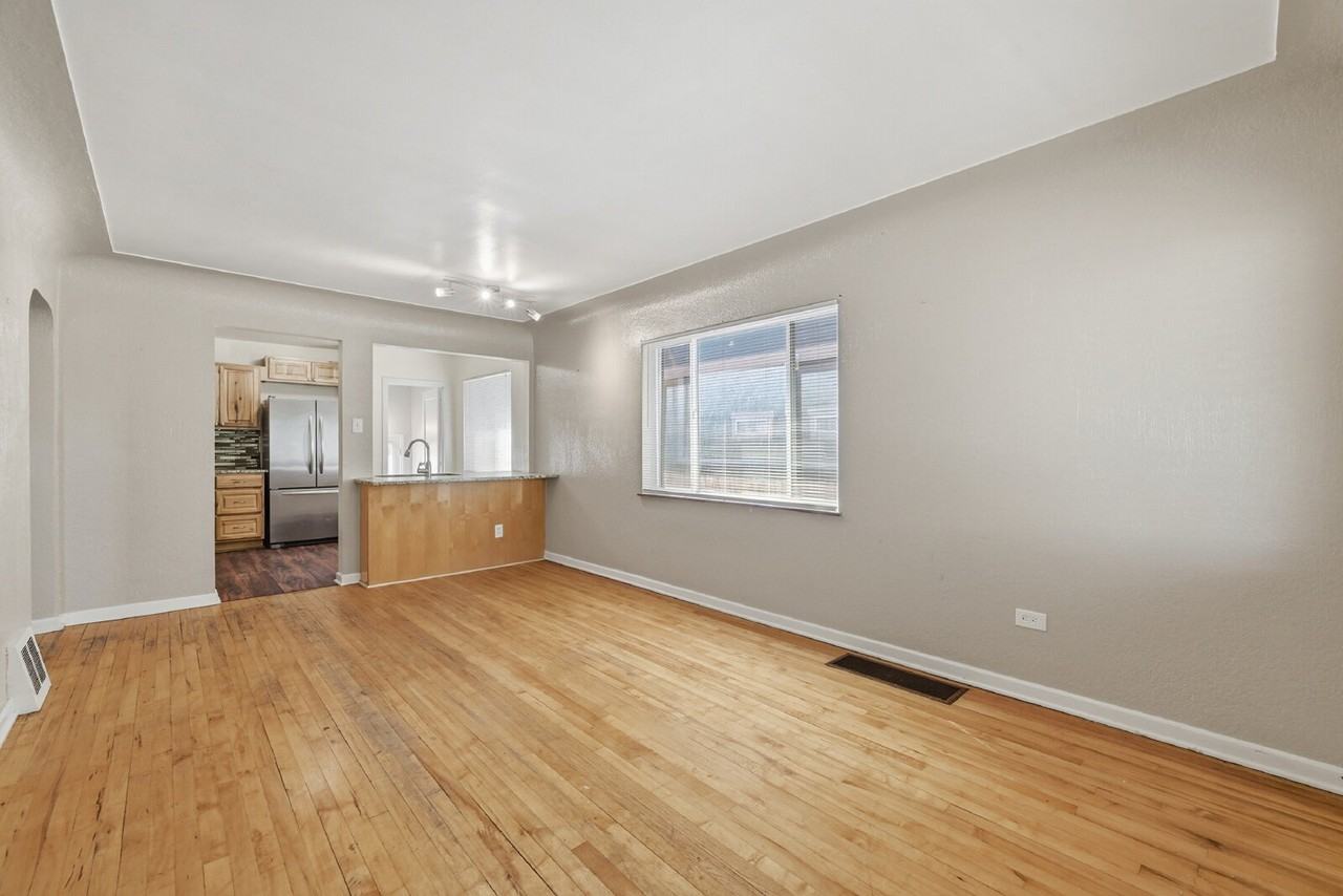 734 Albion St - Photo 3 of 32
