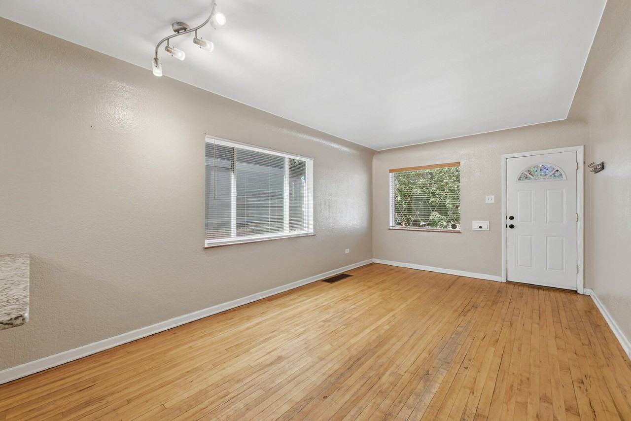 734 Albion St - Photo 4 of 32