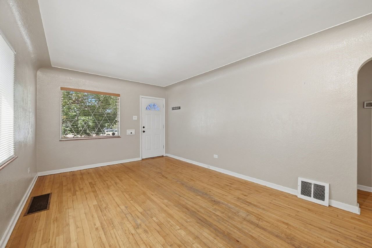 734 Albion St - Photo 5 of 32