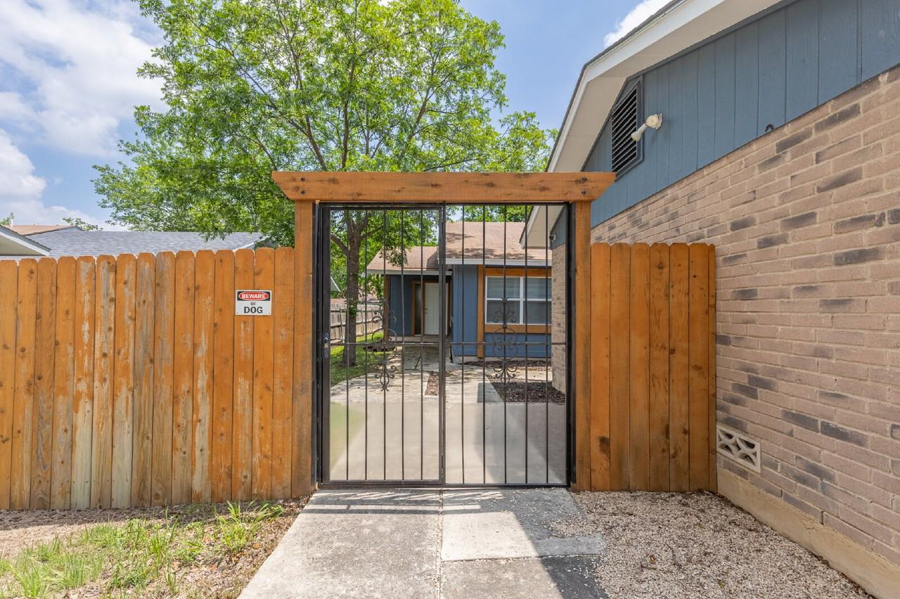 1366 Bayou Dr - Photo 3 of 31