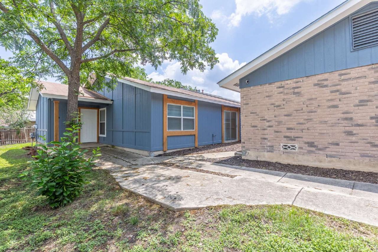 1366 Bayou Dr - Photo 4 of 31